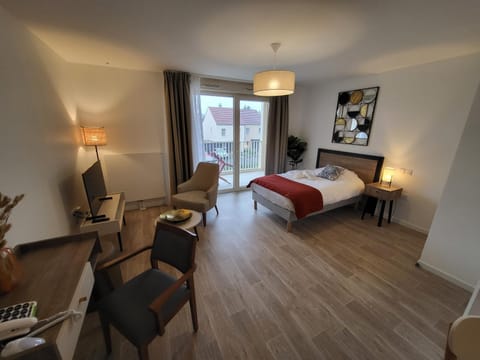 Communal lounge/ TV room, Bed, TV and multimedia, Living room, Photo of the whole room, Seating area, Bedroom