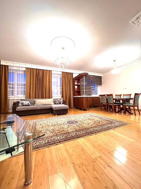 Photo of the whole room, Seating area