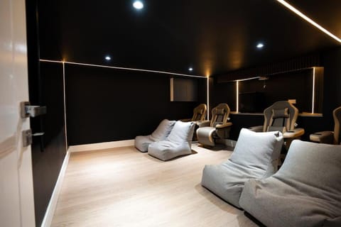 Luxury 6 Bed near city centre with Cinema Room & games room plus 5 bathrooms Villa in Salford