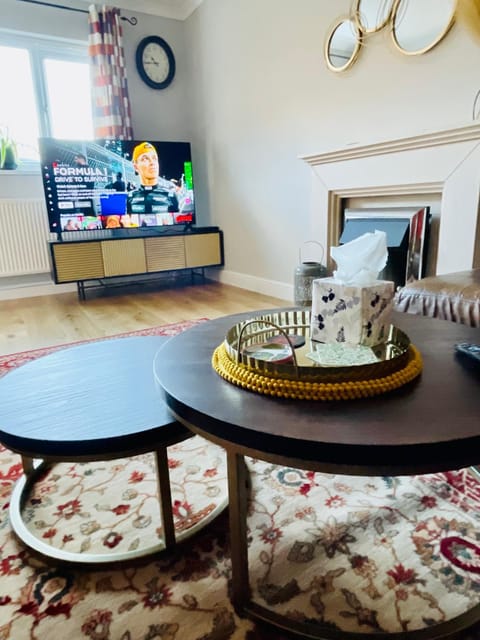 Tanglewood Close, 3 Bedroom house, Abergavenny with private parking, House in Abergavenny