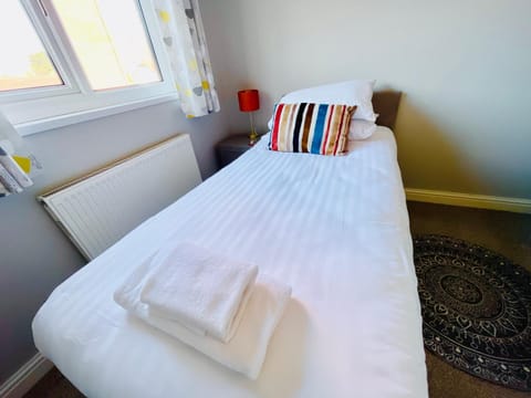 Tanglewood Close, 3 Bedroom house, Abergavenny with private parking, House in Abergavenny