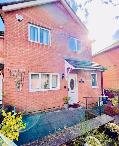 Tanglewood Close, 3 Bedroom house, Abergavenny with private parking, House in Abergavenny