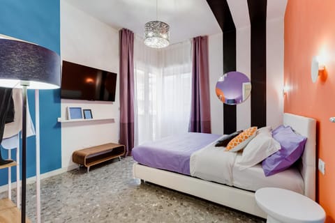Bed, TV and multimedia, Photo of the whole room, Bedroom