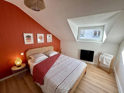 Photo of the whole room, Bedroom