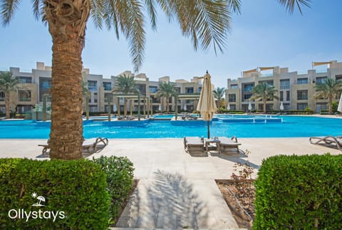 Property building, Day, Natural landscape, Pool view, Swimming pool, Location