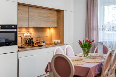 Kitchen or kitchenette, minibar