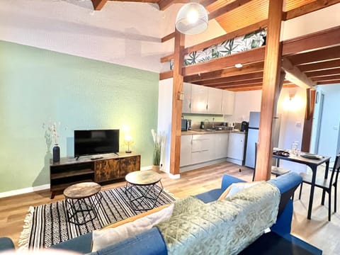 TV and multimedia, Kitchen or kitchenette, Living room, Seating area, Dining area