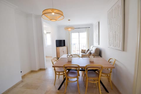 TV and multimedia, Living room, Seating area, Dining area