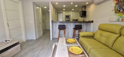 Living room, Food and drinks, Seating area, Dining area, minibar