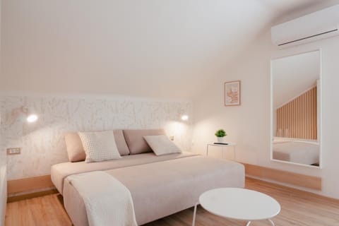 Bed, Bedroom, wardrobe, air conditioner