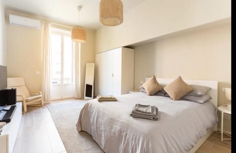 Bed, TV and multimedia, Photo of the whole room, Bedroom, towels, air conditioner