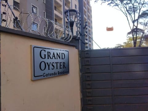 Day, Property logo or sign, Logo/Certificate/Sign, Text overlay, Street view, Certificate/Award