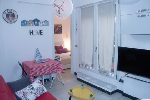 Communal lounge/ TV room, TV and multimedia, Living room, Seating area, Dining area, Evening entertainment