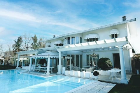 Property building, Patio, Day, Pool view, Swimming pool, sunbed