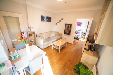 Communal lounge/ TV room, TV and multimedia, Living room