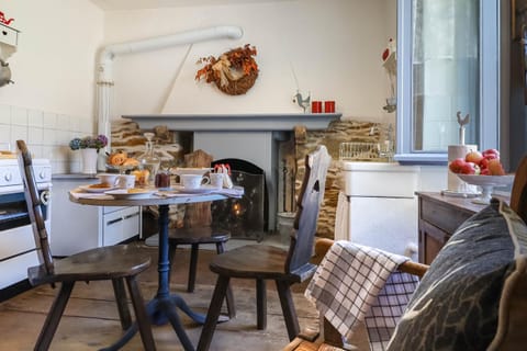 Day, Coffee/tea facilities, Kitchen or kitchenette, Seating area, Dining area, Breakfast