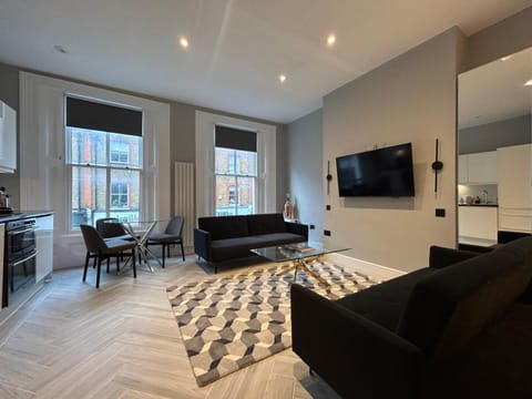 Communal lounge/ TV room, TV and multimedia, Kitchen or kitchenette, Living room, Seating area, Dining area, Evening entertainment