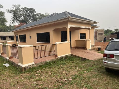 Property building, Neighbourhood, Garden, Parking