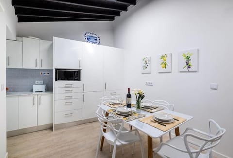 Kitchen or kitchenette, Dining area
