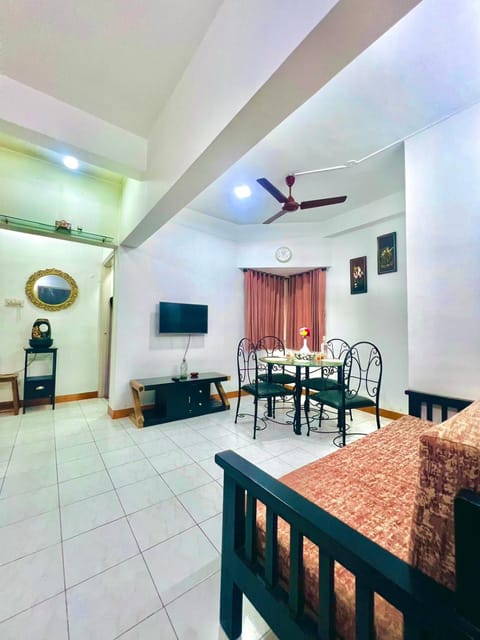 Communal lounge/ TV room, TV and multimedia, Living room, Seating area, Dining area, Evening entertainment
