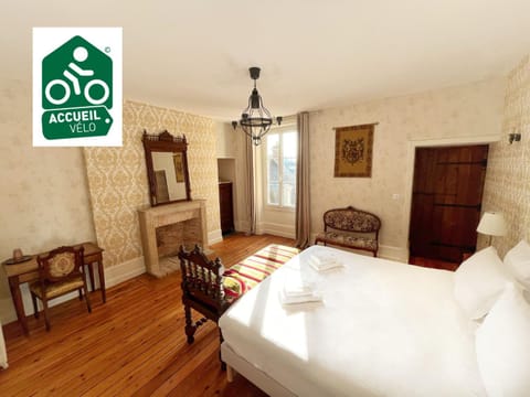 Bed, Photo of the whole room, Decorative detail, Bedroom, towels