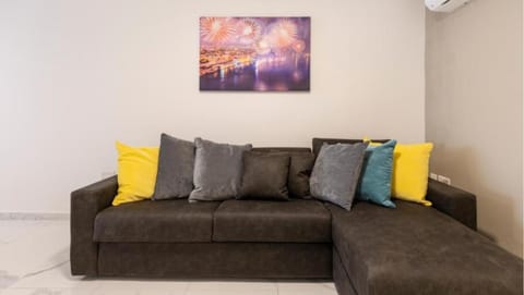 Spacious 2BR Apartment with Terrace - by HostMT Apartment in Saint Paul's Bay