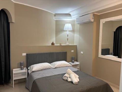 Photo of the whole room, Bedroom, towels