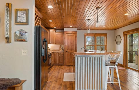 7th Heaven Lodge House in Lead