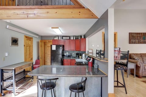 Alpine Getaway - Private House in North Lawrence