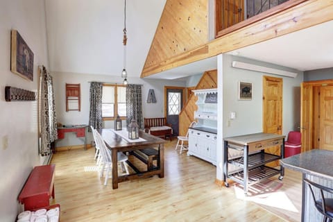 Alpine Getaway - Private House in North Lawrence