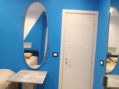 Pokój dla 2 z prywatnym balkonem, łazienką i wejściem Apartment in Bari