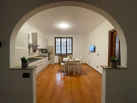 Kitchen or kitchenette, Dining area, stove