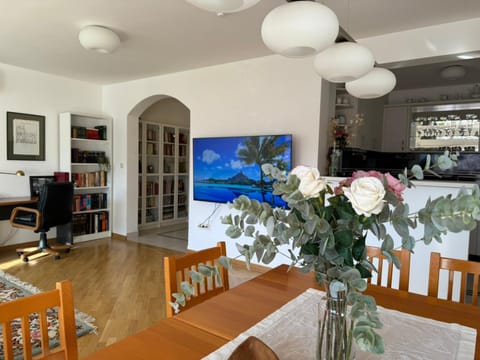 TV and multimedia, Seating area, Dining area