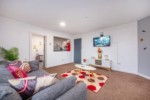 Communal lounge/ TV room, TV and multimedia, Living room, Seating area