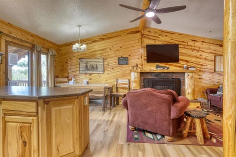 Pineview Cabin - Hot Tub Cabin in North Lawrence