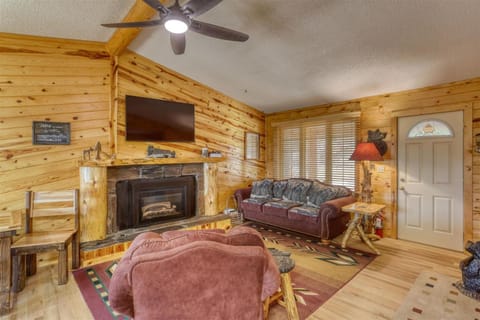 Pineview Cabin - Hot Tub Cabin in North Lawrence