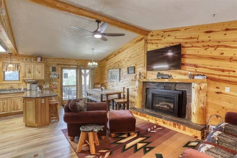 Pineview Cabin - Hot Tub Cabin in North Lawrence