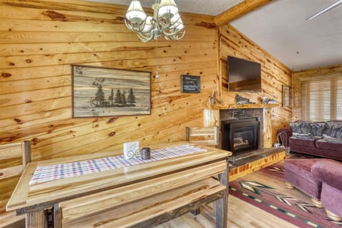 Pineview Cabin - Hot Tub Cabin in North Lawrence