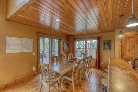 Sawtooth Lodge - Pool access! House in Lead