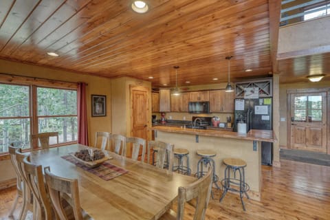 Sawtooth Lodge - Pool access! House in Lead