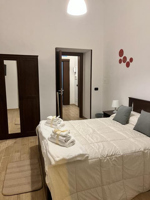 Bedroom, towels