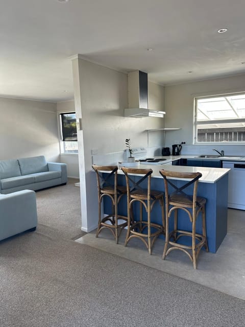 Kitchen or kitchenette, Living room, minibar, pet friendly, stove