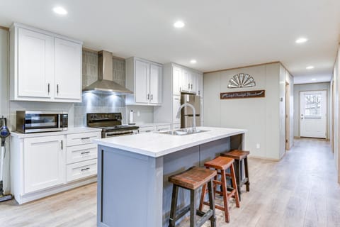 Hudson Oaks Country Creekside Home Hot Tub and Deck House in Weatherford