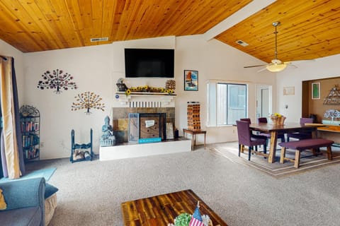 Yard and Patio Quiet and Well-Stocked Riverside Home House in Three Rivers