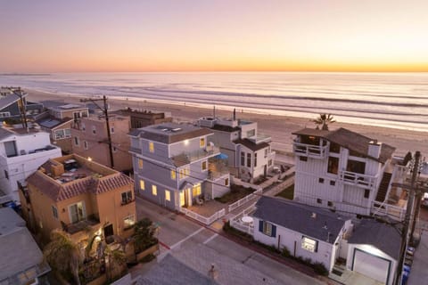 The Mission Beach VIP- 3 Decks, AC, Steps to Sand! House in Mission Beach