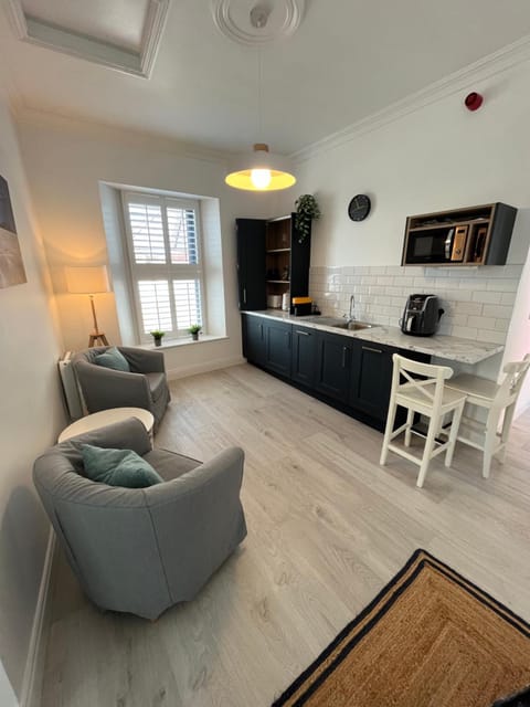 TV and multimedia, Kitchen or kitchenette, Living room, Seating area