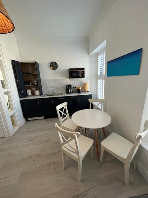 Kitchen or kitchenette, Seating area, Dining area, minibar