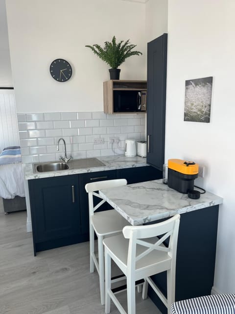 Kitchen or kitchenette, Dining area, minibar