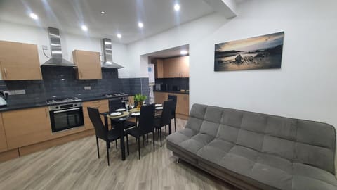 Kitchen or kitchenette, Seating area, Dining area, minibar, pet friendly, washing machine, dryer