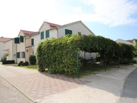 Property building, Location